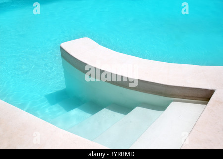 Piscina bianco acqua turchese composizione pulita in casa mediterranea Foto Stock