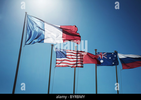 Immagine di nazioni diverse bandiere, cote de zur, Nizza, Monaco, visualizzata lungo il lato di ogni altro sulla bandiera poli. Foto Stock