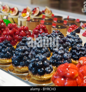 Crostate di frutta sulla visualizzazione in una finestra; Monaco di Baviera, Germania Foto Stock