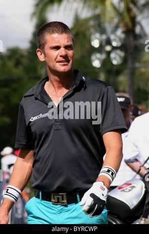 La Svezia alla moda di giocatore di golf PGA Jesper Parnevik passeggiate al raccordo a t prima di una pratica rotonda prima del 2005 Sony Open alle Hawaii. Foto Stock