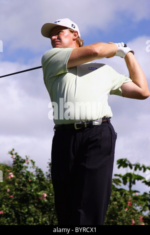 South African PGA golfista Ernie Els di rinvio è disattivato durante la pratica rotonda prima del 2005 Sony Open alle Hawaii. Foto Stock