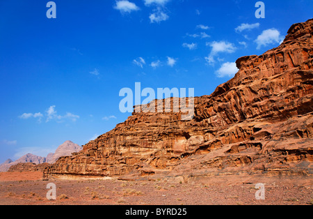 Un paesaggio di affioramenti rocciosi nel deserto di Wadi Rum, Giordania Foto Stock
