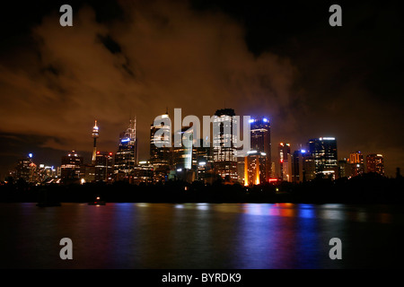 Guardando attraverso il porto di Sydney, verso il centro città di notte Foto Stock