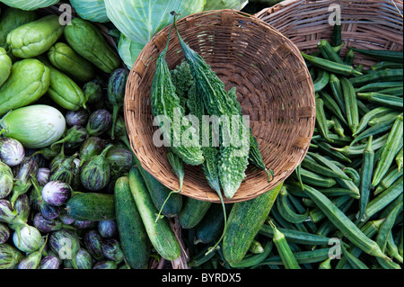 Gourd amaro, melanzana e okra in cesti in un mercato indiano. Andhra Pradesh, India Foto Stock