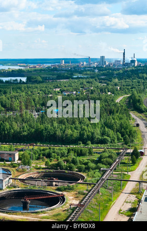 Industriali russi piccola città Segezha nella Carelia, con polpa e mulino di carta e le sue acque reflue impianto. L'estate. Vista aerea Foto Stock