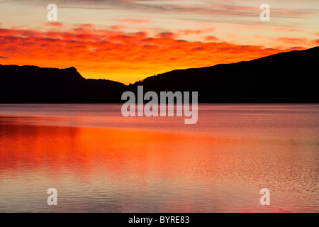 Loch Katrine nel 'Loch Lomond e il Trossachs National Park' all'alba in autunno, Stirling, Scozia