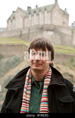 31 Gennaio 2011 - Autore Ian Rankin Ritratto di fronte al Castello di Edimburgo Foto Stock