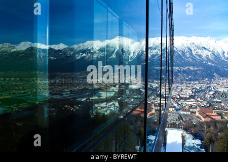 Austria, Tirolo, vista panoramica su Innsbruck e valle Inn da Bergisel skijamping stadium Foto Stock