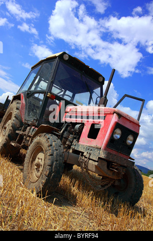 Red vecchio trattore in estate sul campo Foto Stock