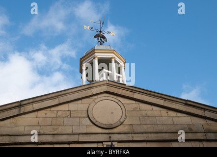 Cupola e la Banderuola in cima all'ingresso a Halifax Piece Hall Foto Stock