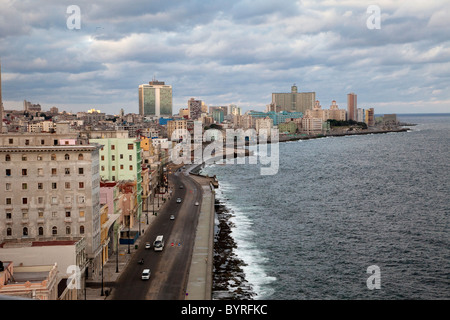 L'Avana, Cuba. Il Malecon, il lungomare affacciato sul Mar dei Caraibi. Hotel Nacional in distanza, alberi di fronte. Edificio FOCSA a sinistra del centro. Foto Stock