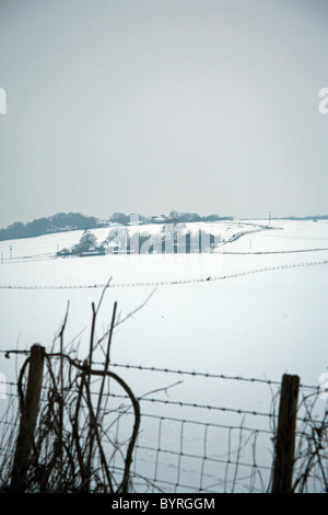 Vista di Bodsham e coperta di neve i campi dalla valle, North Downs, Ashford, Kent England Europa Foto Stock