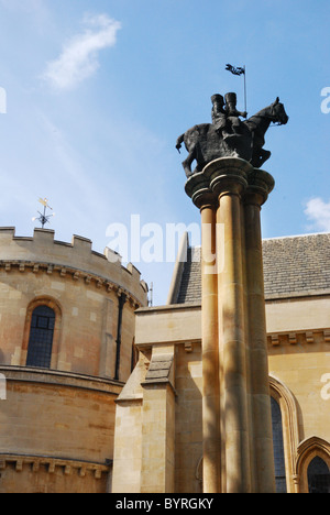 Una statua di due cavalieri su un cavallo, il simbolo dei Templari, al di fuori del tempio la Chiesa di Londra Foto Stock