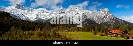 Montagne delle Alpi di Berchtesgaden che formano il cosiddetto Sleeping Witch (Schlafende Hexe) nella prima neve Foto Stock