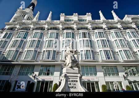 Statua di Pedro Calderon de la Barca presso il Plaza de Santa Ana di Madrid Foto Stock