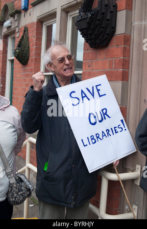 La dimostrazione al di fuori della Libreria Carlton, Nottingham, contro il governo taglia. Foto Stock