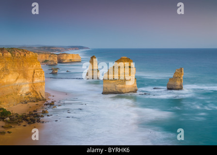 Il Landmark dodici apostoli con bellissimi colori crepuscolo, fotografati con una lunga esposizione Foto Stock
