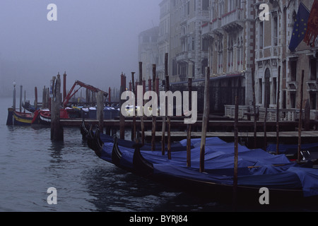 Un inizio di mattina di primavera sul Canal Grande a Venezia Foto Stock