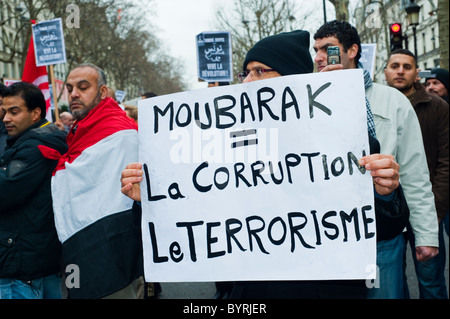 Parigi, Francia, manifestanti egiziani che protestano contro 'Hosni Mubarak', all'esterno, l'insegna dell'uomo, il movimento della Primavera araba, la primavera araba, politica Foto Stock