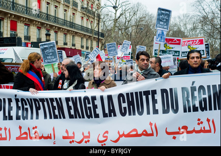 Parigi, Francia, manifestanti egiziani che protestano contro 'Hosni Mubarak', folla del movimento 'primavera araba' che marciano, con i segnali di protesta per strada, 2011 Foto Stock