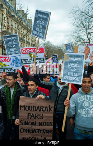 Parigi, Francia, egiziano manifestanti che protestavano contro il "Hosni Moubarak", il dittatore al di fuori sulla strada Foto Stock