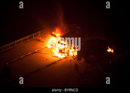 Tre di fermo di polizia camion esplodono in una palla di fuoco spento al Galaa Square su Al Ponte Tahrir al Cairo, Egitto il 28 gennaio 2011 Foto Stock