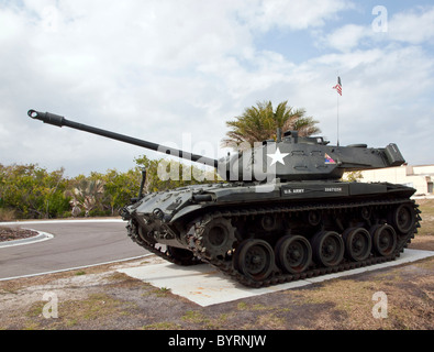 Guerra coreana US Army M41A3 Walker Bulldog serbatoio a Brevard Veterans Memorial sull'Isola Merritt dall Indian River Lagoon Florida Foto Stock