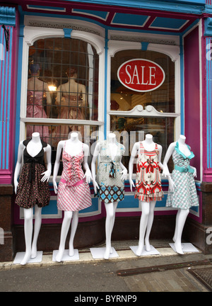 Mannequins al di fuori di un negozio a Camden town vicino al mercato di Londra Foto Stock