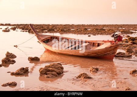 Barca da pesca ormeggiata su Hat Klong Khong (Klong Khong Beach), Ko Lanta, Thailandia Foto Stock