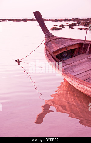 Barca da pesca ormeggiata a Dusk, Hat Klong Khong (Klong Khong Beach), Ko Lanta, Thailandia Foto Stock