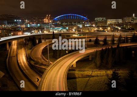 Guardando verso il basso sulla Interstate 90 in direzione est al di fuori del centro cittadino di Seattle, Washington durante la notte. Una lunga esposizione cattura i fari di un Foto Stock