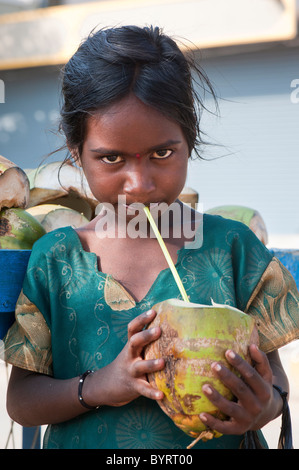 LifestyleHappy giovani poveri di casta inferiore Indian street ragazza di bere acqua di cocco. Andhra Pradesh, India Foto Stock