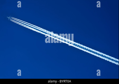 Contrails aereo nel cielo blu Foto Stock