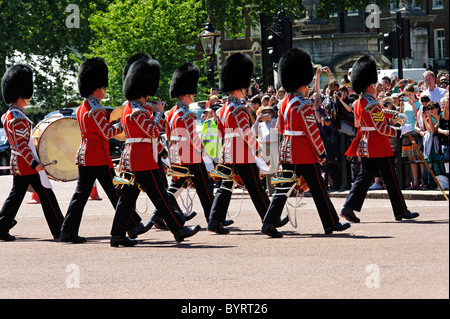 LONDRA, Regno Unito - 24 MAGGIO 2010: Band delle Guardie Grenadier fuori Buckingham Palace per aver cambiato la guardia Foto Stock