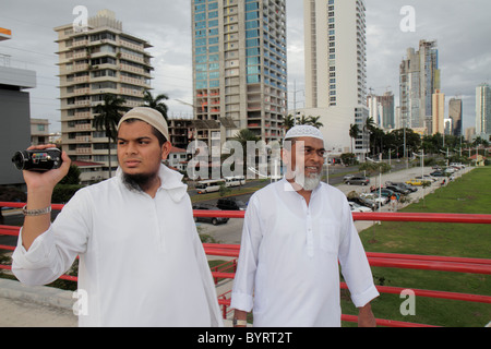 Panama,Latino,America Centrale,Città di Panama,Cinta Costera,Coastal Beltway,Bahia de Panama,Balboa Avenue,skyline,edificio grattacielo alto grattacielo Foto Stock