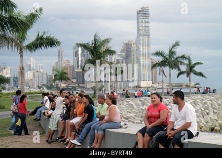 Panama Città di Panama, Cinta Costera, Oceano Pacifico, acqua, Coastal Beltway, Bahia de Panama, parco lineare, paracadutismo, skyline, grattacieli grattacieli grattacieli buil Foto Stock