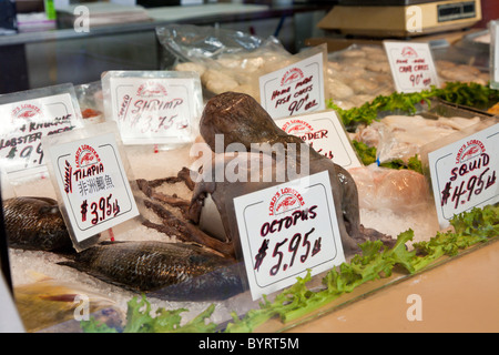 Piatti a base di frutti di mare freschi sul display al Signore aragoste Mercato del Pesce all'interno di città mercato di San Giovanni, New Brunswick, Canada Foto Stock