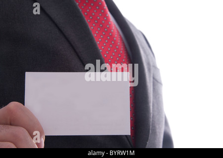 Business man in grigio business suit con red power tie mostra vuoto business card con spazio di copia Foto Stock