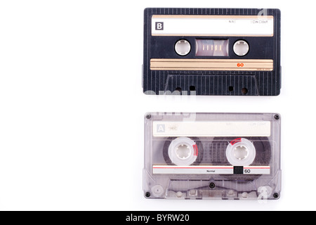 Due vintage cassette in nero e trasparente isolato su bianco e con lo spazio di copia Foto Stock