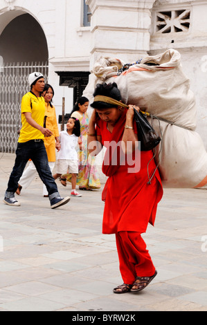 La vita delle persone ( i nepalesi ) , la vita a Kathmandu , kathmandu vita di strada , il Nepal Foto Stock
