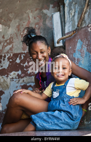La madre e la sorella cercando di telecamera, Santiago de Cuba, Cuba, dei Caraibi. Foto Stock