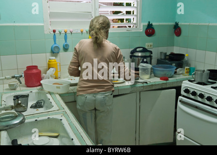 La donna prepara la colazione nella sua cucina, Holguin, Cuba. Foto Stock