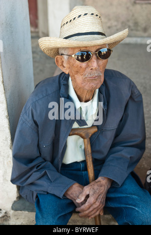 Uomo vecchio con il cappello da cowboy, Palmira, Cienfuegos, Cuba, Caraibi Foto Stock