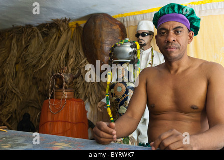 Babalao sacerdote nella sua casa con le cose necessarie per i suoi riti, La Habana, Cuba, dei Caraibi. Foto Stock