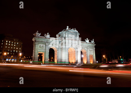 Piazza del Independencia Madrid, Spagna di notte Foto Stock