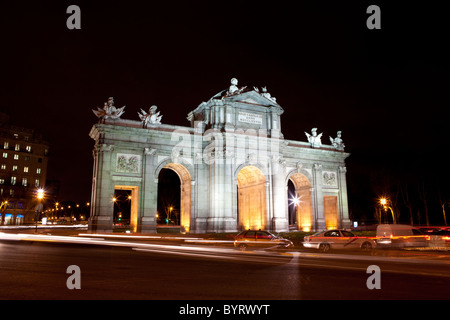 Piazza del Independencia Madrid, Spagna di notte Foto Stock