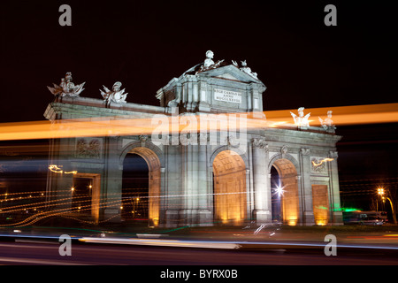 Piazza del Independencia Madrid, Spagna di notte Foto Stock