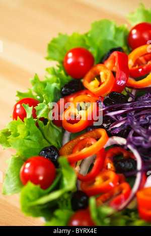 Fotografia macro di lattuga fresca pepe pomodoro oliva la cipolla rossa e insalata di cavolo Foto Stock