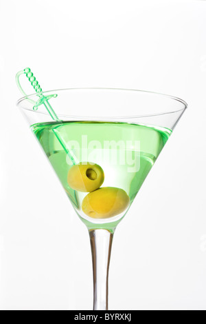 Alcool verde con cocktail martini dry e due olive su spiedino Foto Stock