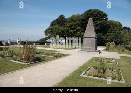 Hilltop memoriale alla collegiata di Saint Pierre (San Pietro), sopra l'attraente villaggio fiamminga di Cassel, Francia. Foto Stock